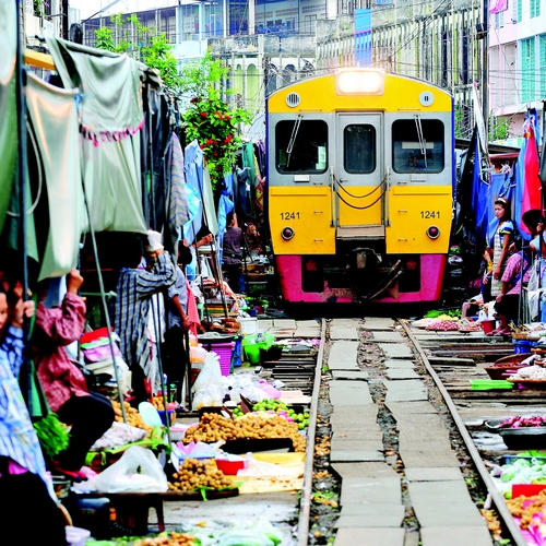 De spoorwegmarkt van Samut Songkhram