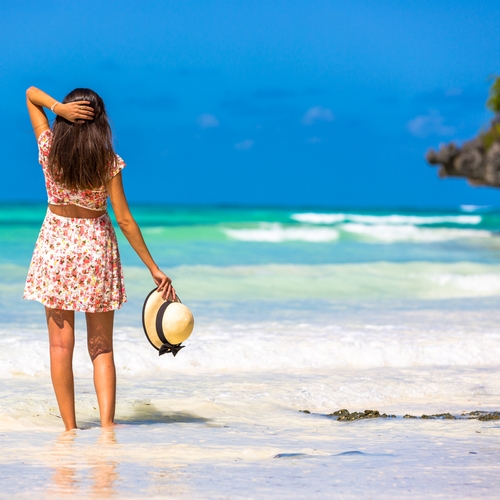 Meisje op strand in Zanzibar