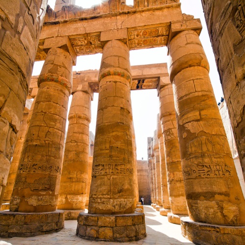Enorme zuilen van de Karnak Tempel