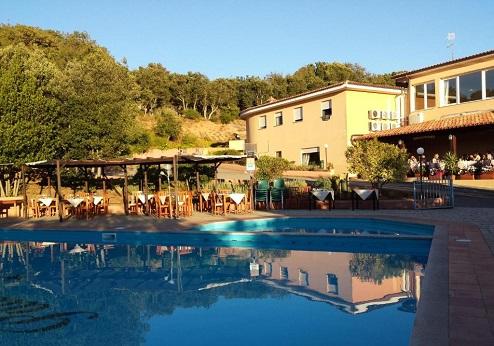 Hotel Pausania Inn, zwembad en terras