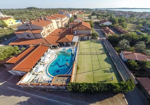 Hotel Villa Letan, zwembad en tennisbaan