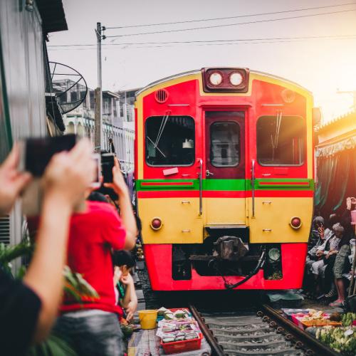 De beroemde Maeklong treinmarkt in Kanchanaburi