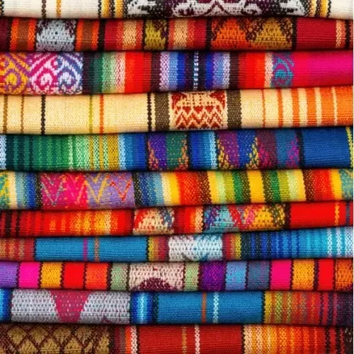 Stapel Andes-textiel op de ambachtsmarkt in Cuzco