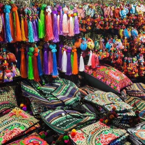 Kleurrijke souvenirs op de markt in Chiang MAi