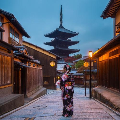 Japanse vrouw in Zaka Street in Kyoto