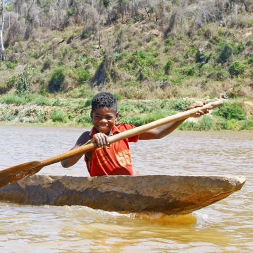 Pirogue op de Mahajilo-rivier