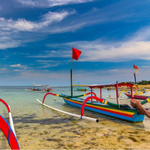 Boten op het strand in Sanur