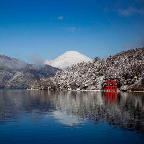 Het vulkanische Ashi-meer met uitzicht op Mount Fuji