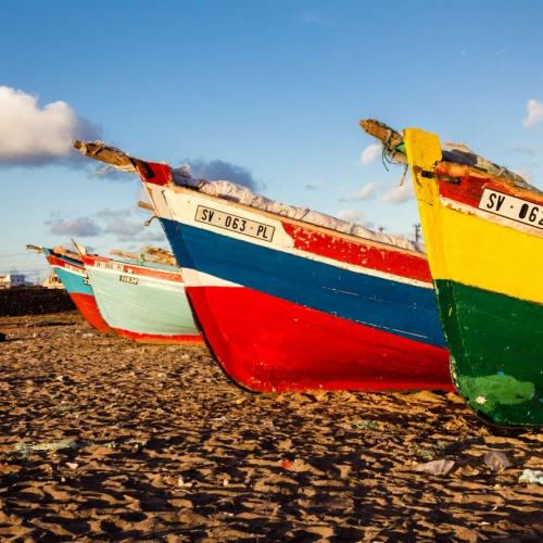 Vissersboten aan het strand van Mindelo 