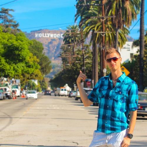 Jongen voor Hollywood Sign