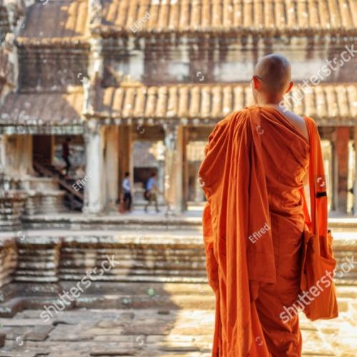Monnik bij de tempels van Angkor