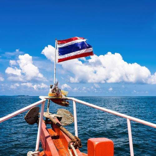 Thaise vlag op een longtail boot