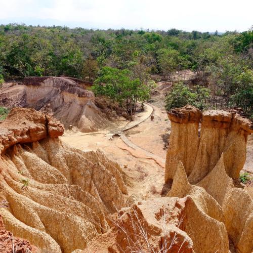 Bijzondere rotsformaties in Pae Muang Phi