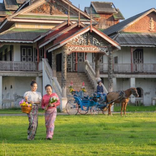 Traditioneel geklede vrouwen in Lampang