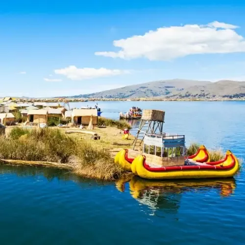 De sierlijke rieten boten van de Uros-stam