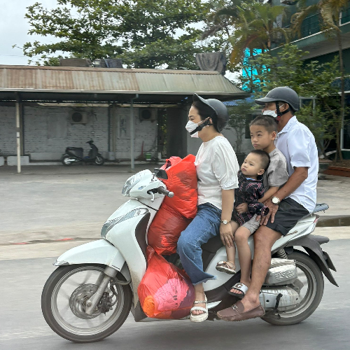 Hanoi familie op scooter