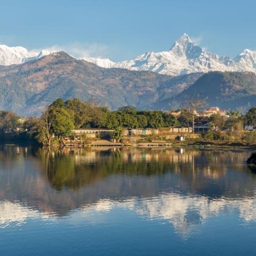 Uitzicht op het Annapurna-massief vanaf het Phewa-meer