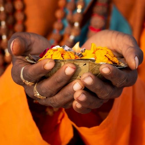 Offer van Sadhu in Varanasi