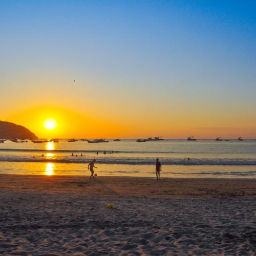 Zonsondergang op het strand van Puerto Lopez