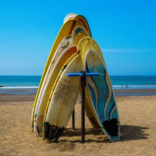 Surfen aan het strand van Jacó