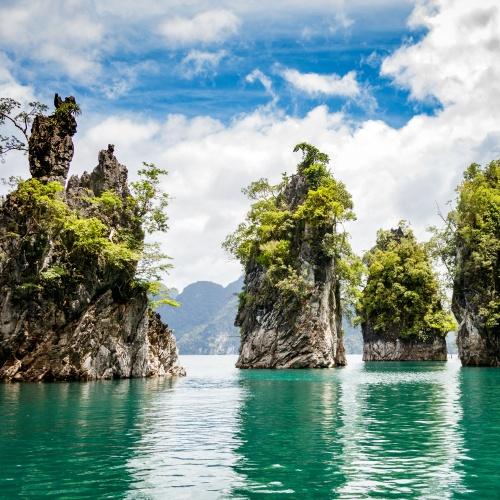 Kalkstenen rotsen in Khao Sok