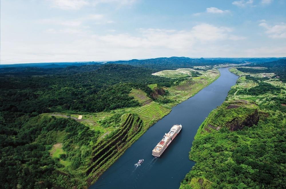 Nieuw Amsterdam door Panamakanaal