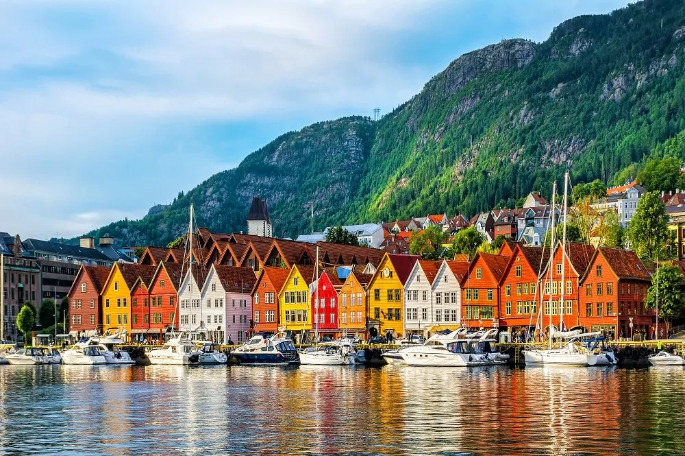 Gekleurde huisjes aan het water in Bryggen