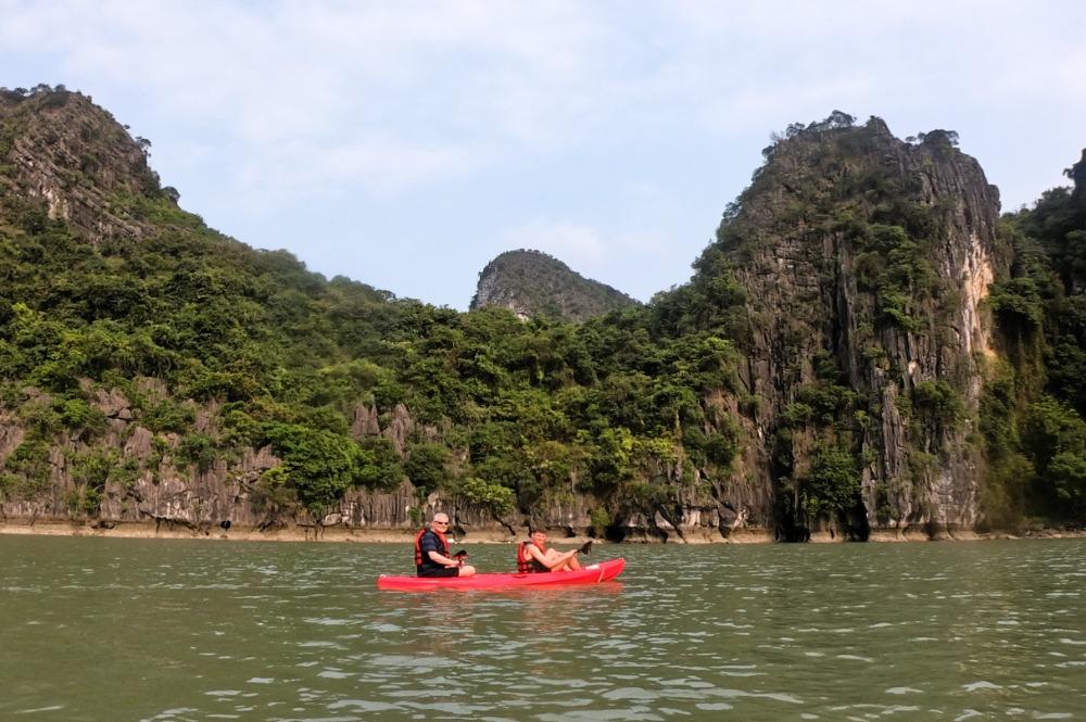 Familiereis Vietnam Kajakken Halong Bay